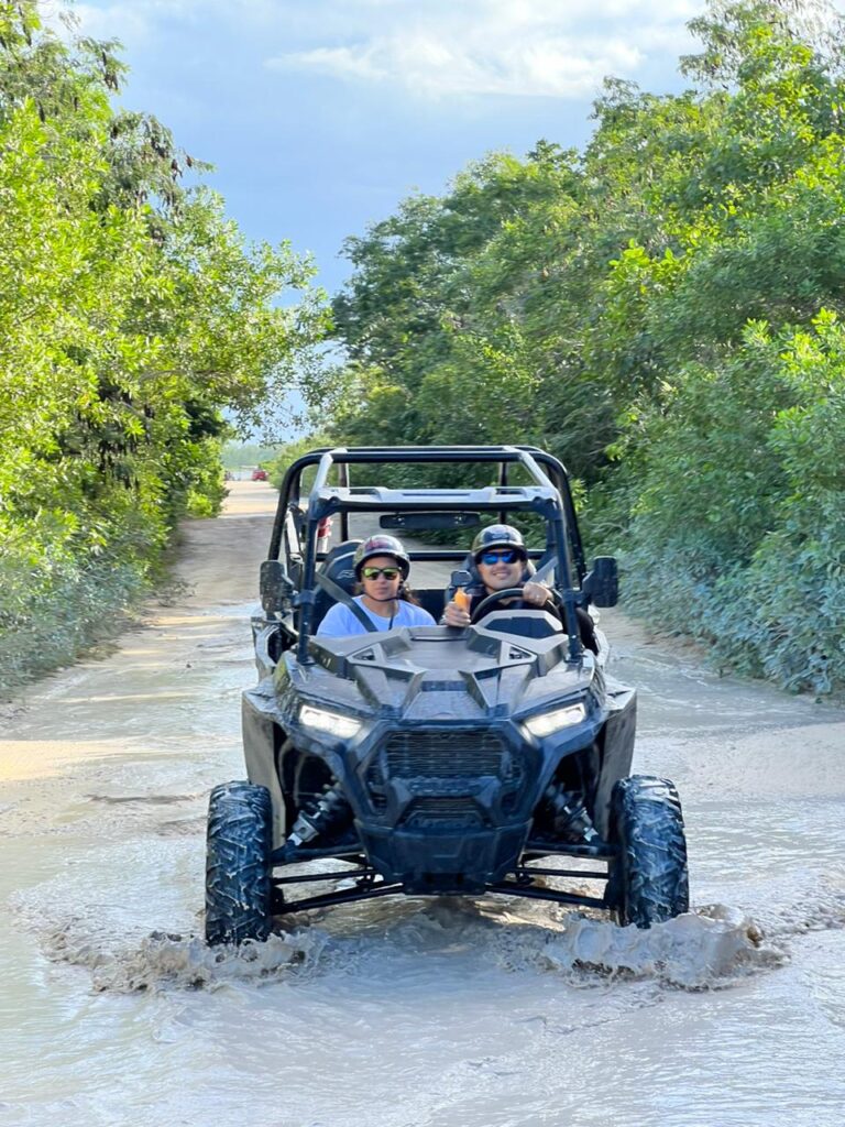 Tour RZR & Experiencia en Beach Club en Cozumel